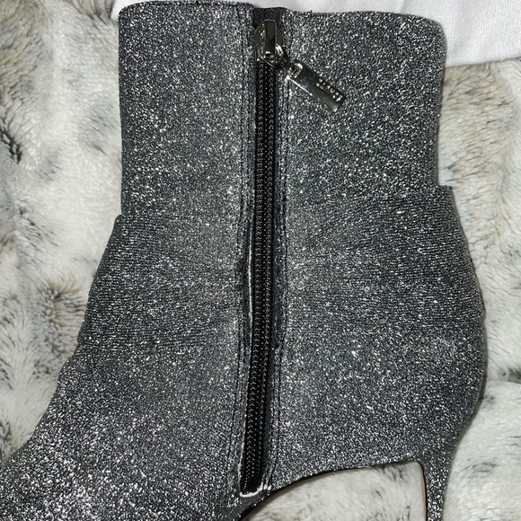 ๐ BNIB Schutz | Adryen Glitter Booties | Prata Silver | Pointed Toe - Picture 10 of 15